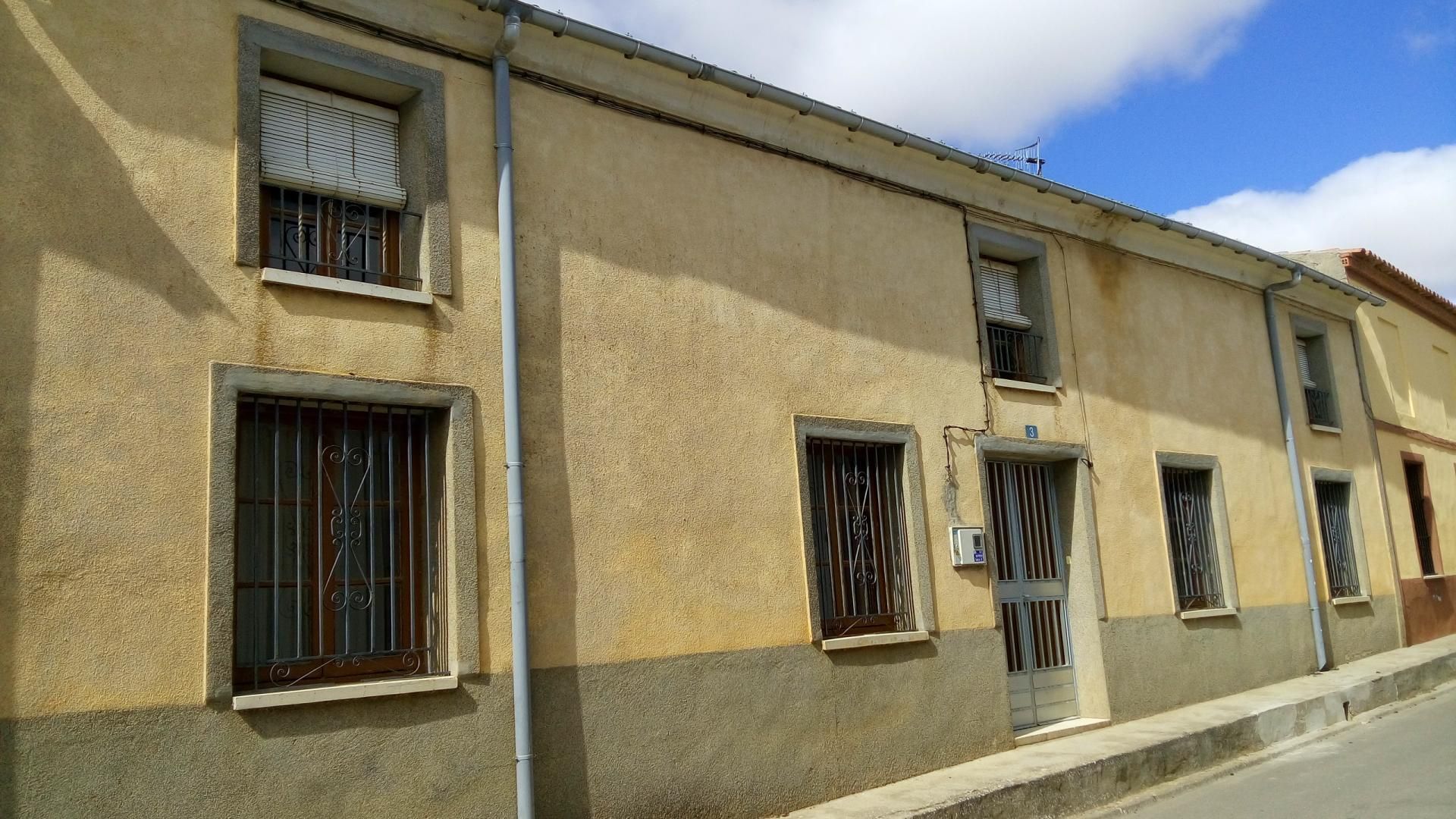 Vista exterior de Casa adosada en venda en Moral de la Reina amb Jardí privat, Moblat i Balcó