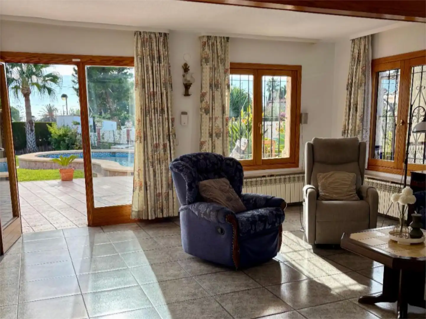 Houses for sale in Carrer de Sorita, 4, Pueblo Español - Coveta Fumá Living room of Houses for sale in El Campello with Air Conditioner, Heating and Private garden