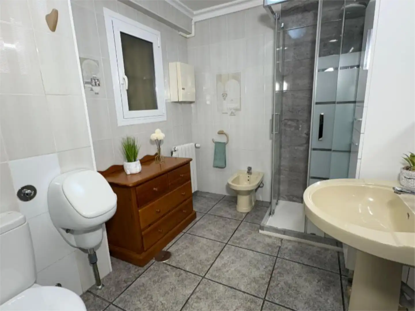 Houses for sale in Carrer de Sorita, 4, Pueblo Español - Coveta Fumá Bathroom of Houses for sale in El Campello with Air Conditioner, Heating and Private garden