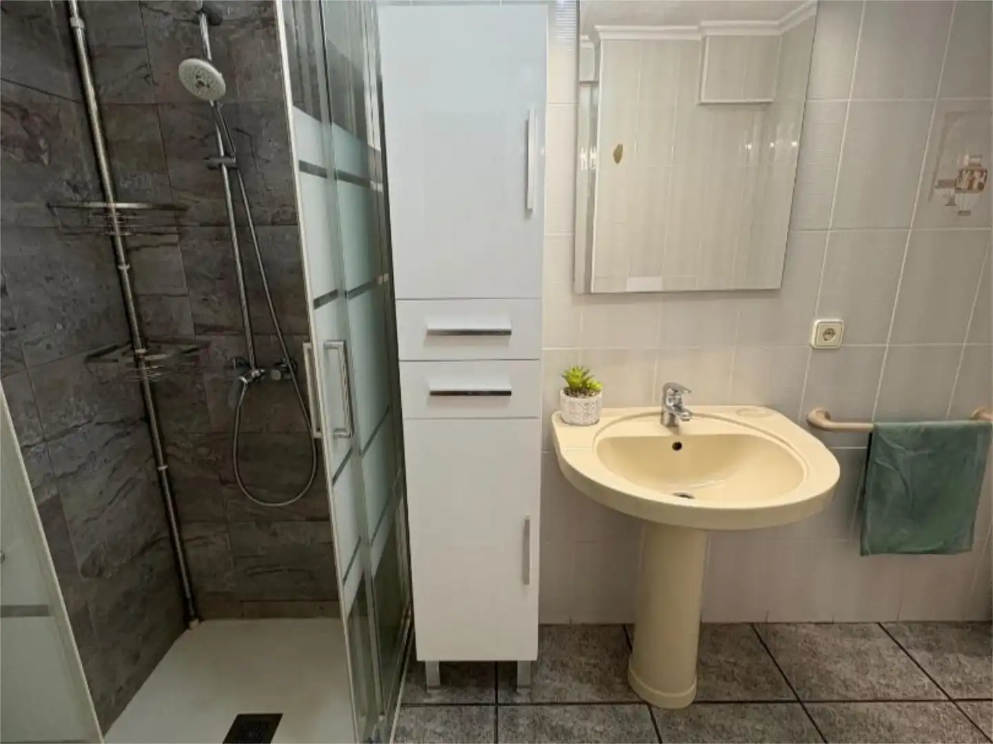 Houses for sale in Carrer de Sorita, 4, Pueblo Español - Coveta Fumá Bathroom of Houses for sale in El Campello with Air Conditioner, Heating and Private garden