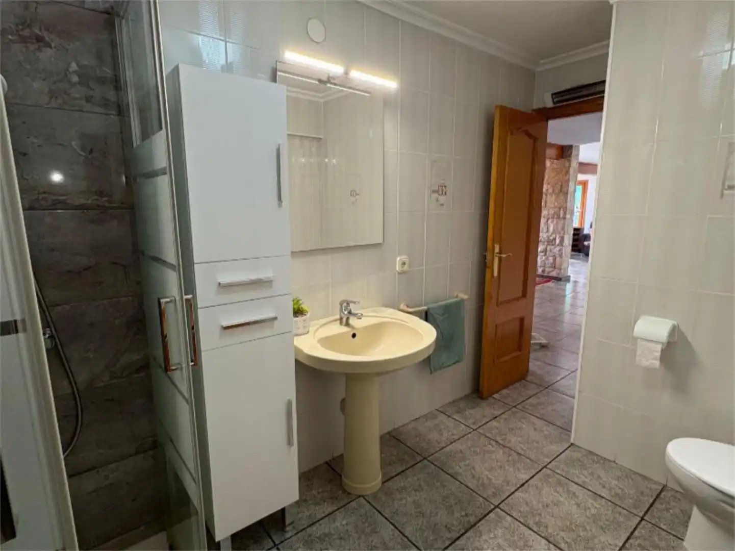 Houses for sale in Carrer de Sorita, 4, Pueblo Español - Coveta Fumá Bathroom of Houses for sale in El Campello with Air Conditioner, Heating and Private garden