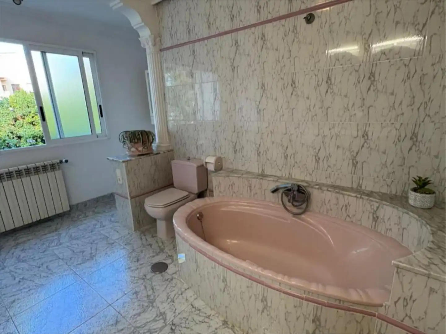 Houses for sale in Carrer de Sorita, 4, Pueblo Español - Coveta Fumá Bathroom of Houses for sale in El Campello with Air Conditioner, Heating and Private garden