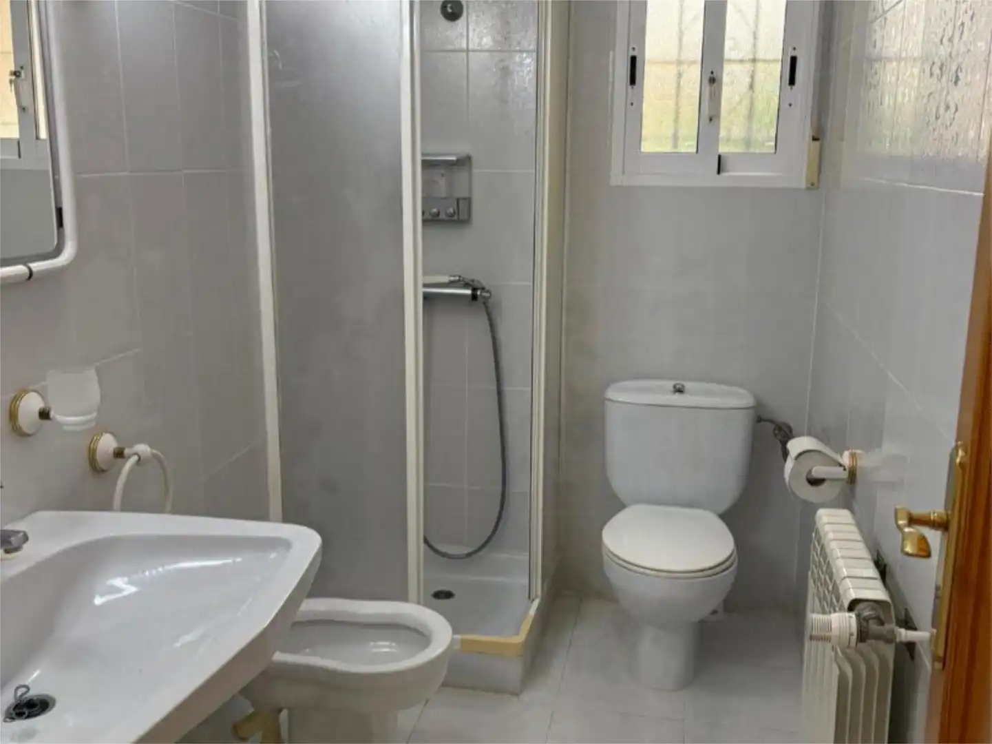 Houses for sale in Carrer de Sorita, 4, Pueblo Español - Coveta Fumá Bathroom of Houses for sale in El Campello with Air Conditioner, Heating and Private garden