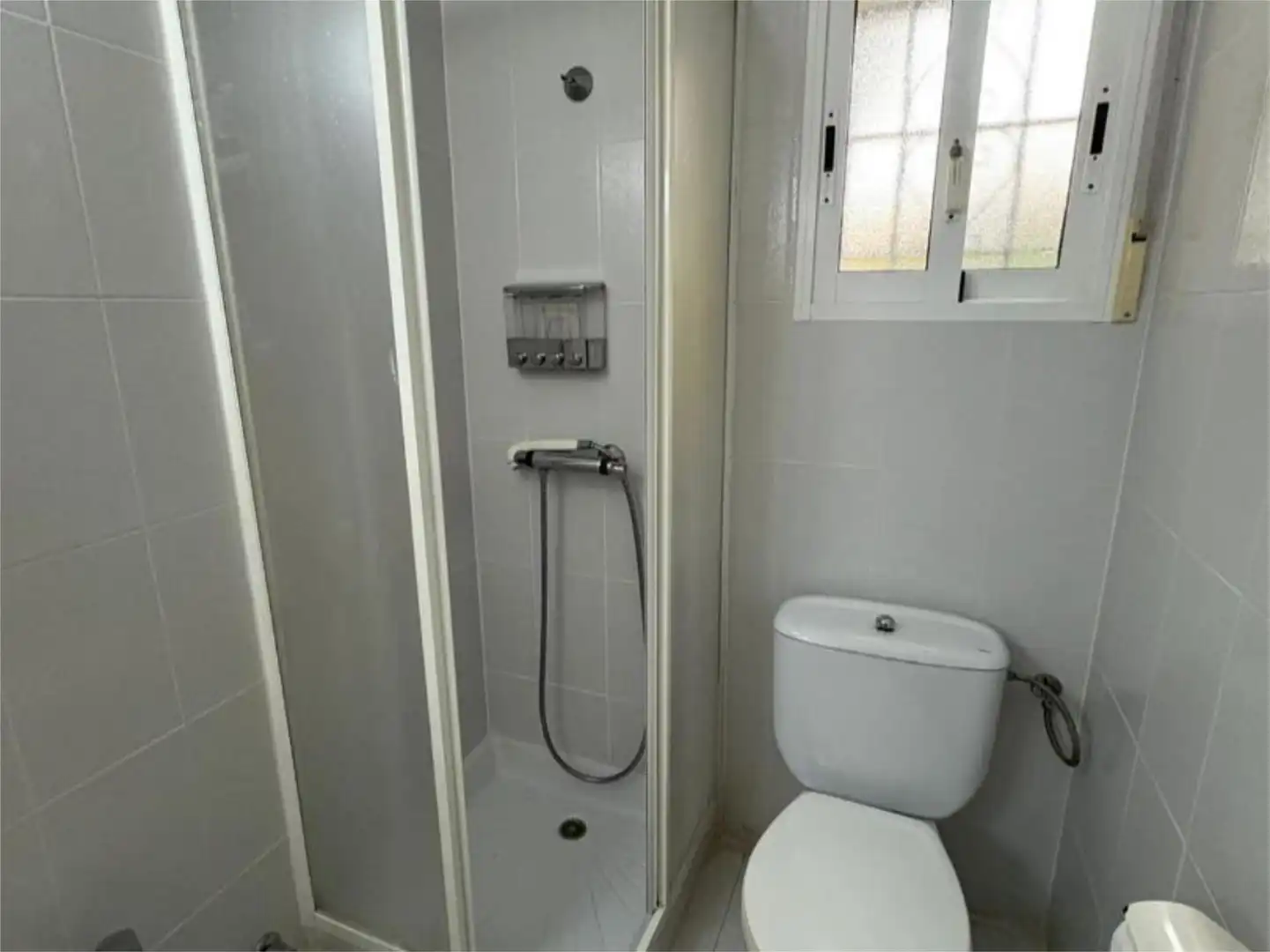 Houses for sale in Carrer de Sorita, 4, Pueblo Español - Coveta Fumá Bathroom of Houses for sale in El Campello with Air Conditioner, Heating and Private garden