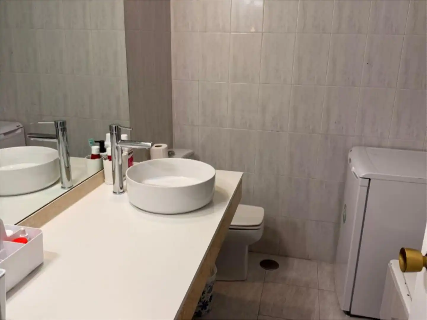 Room in Calle Comunidad de Castilla la Mancha, 24, El Burgo Bathroom of Flat for share in Las Rozas de Madrid with Heating, Parquet flooring and Swimming Pool