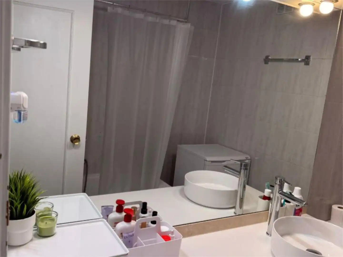 Room in Calle Comunidad de Castilla la Mancha, 24, El Burgo Bathroom of Flat for share in Las Rozas de Madrid with Heating, Parquet flooring and Swimming Pool