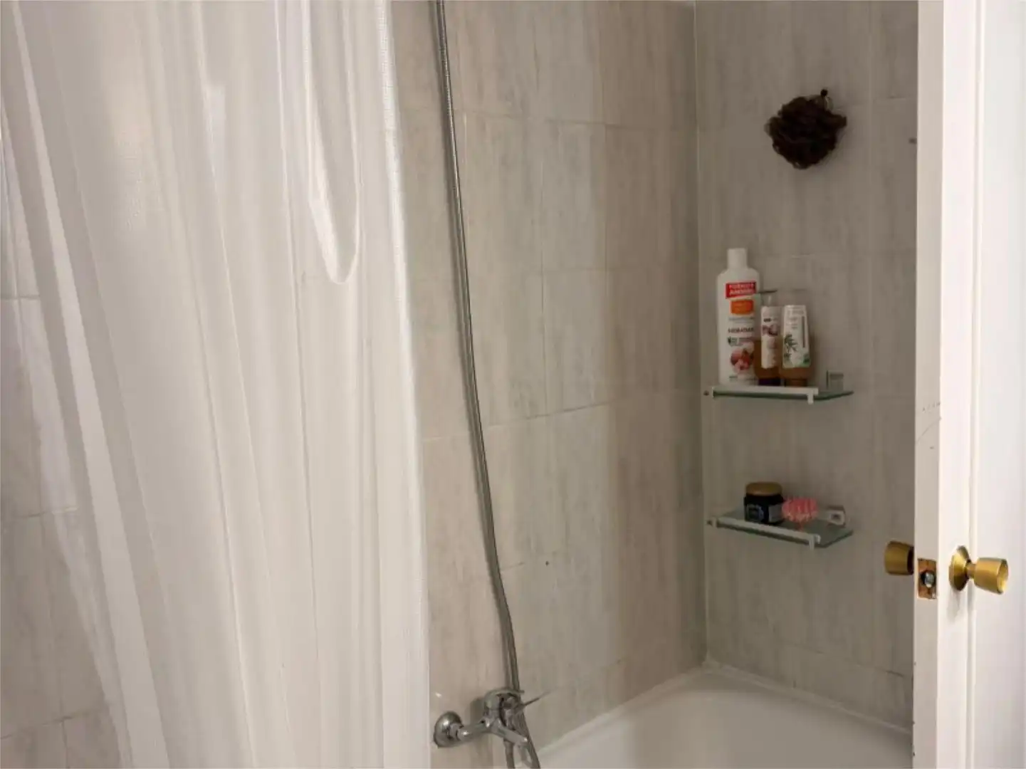 Room in Calle Comunidad de Castilla la Mancha, 24, El Burgo Bathroom of Flat for share in Las Rozas de Madrid with Heating, Parquet flooring and Swimming Pool