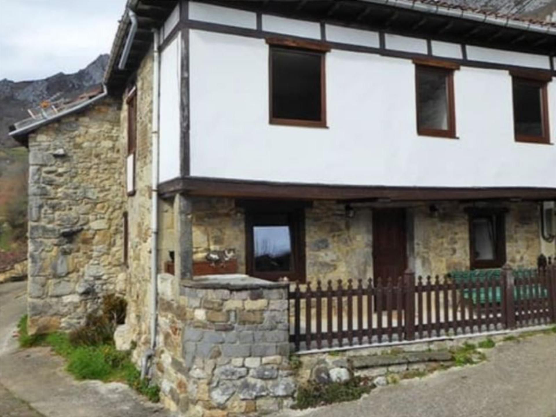 Vista exterior de Casa adosada en venda en Caso amb Jardí privat, Terrassa i Traster