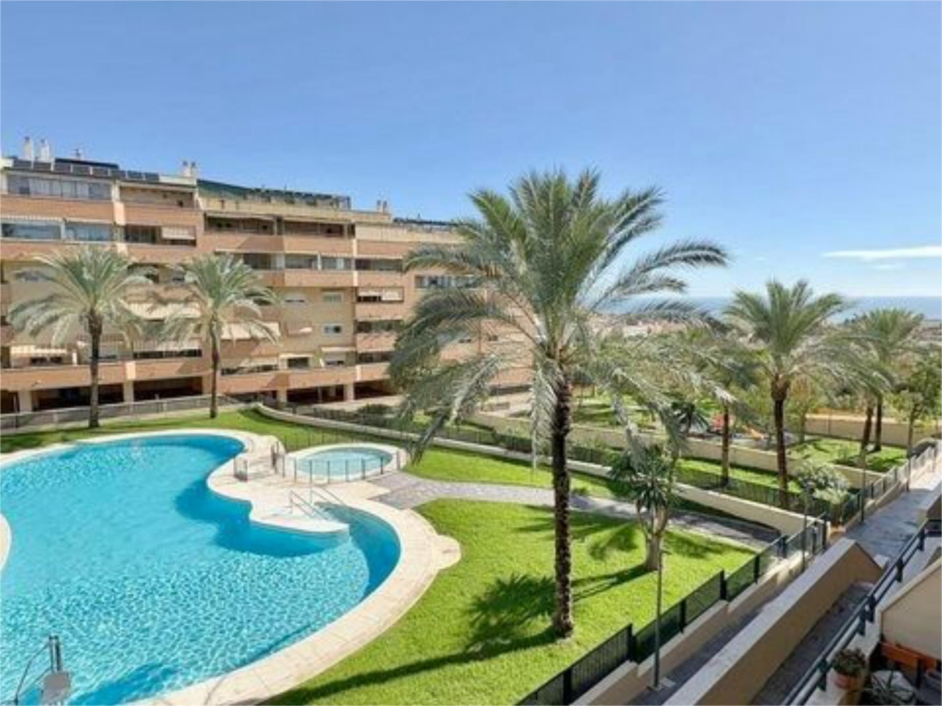 Vista exterior de Pis en venda en Torremolinos amb Aire condicionat, Terrassa i Piscina