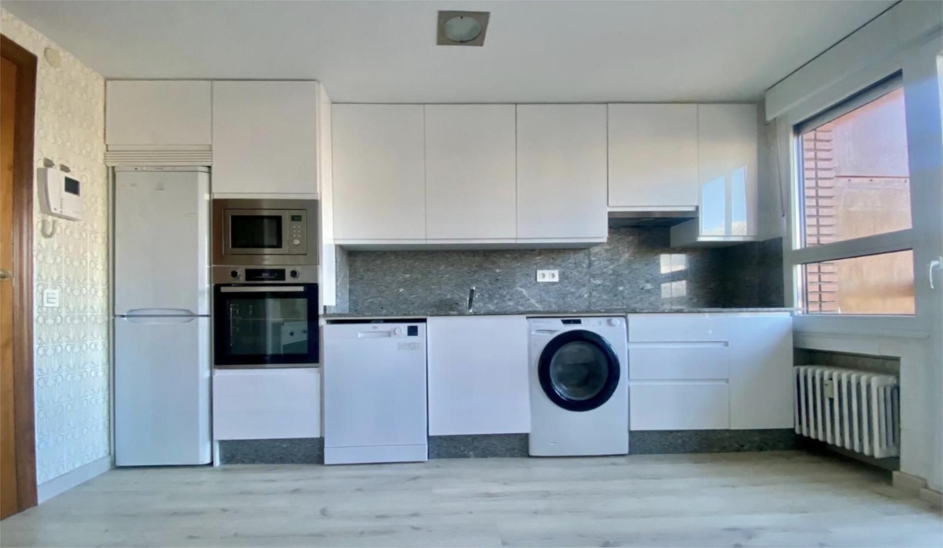 Cuina de Pis de lloguer en León Capital  amb Calefacció, Parquet i Terrassa