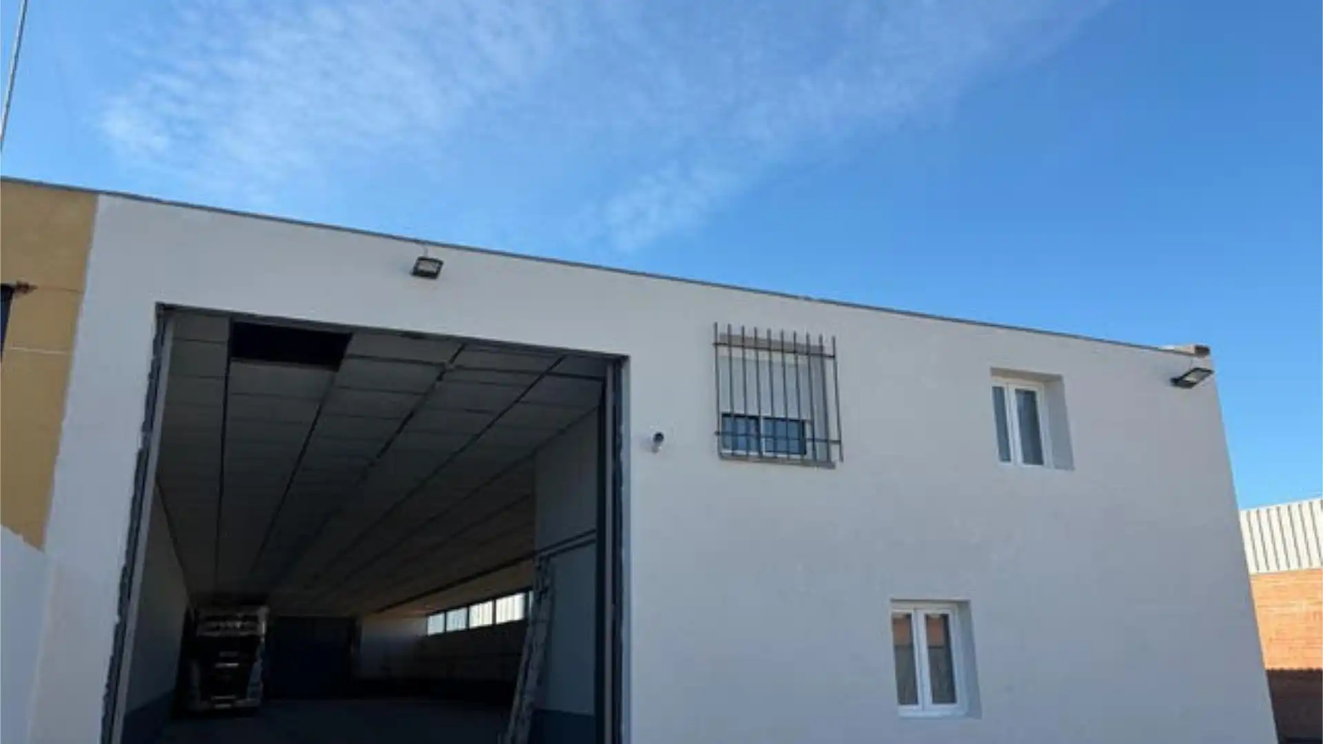 Vista exterior de Nave industrial de alquiler en Huecas