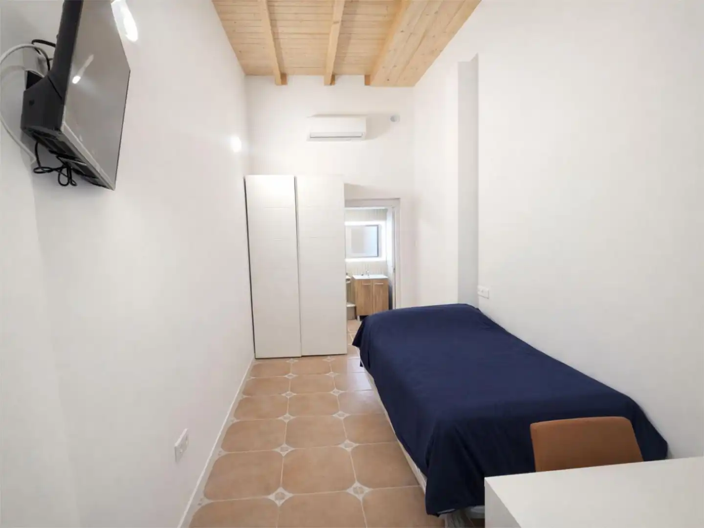 Room in Carrer del Pare Rico, 12, La Petxina Bedroom of Flat for share in Valencia with Air Conditioner, Terrace and Furnished