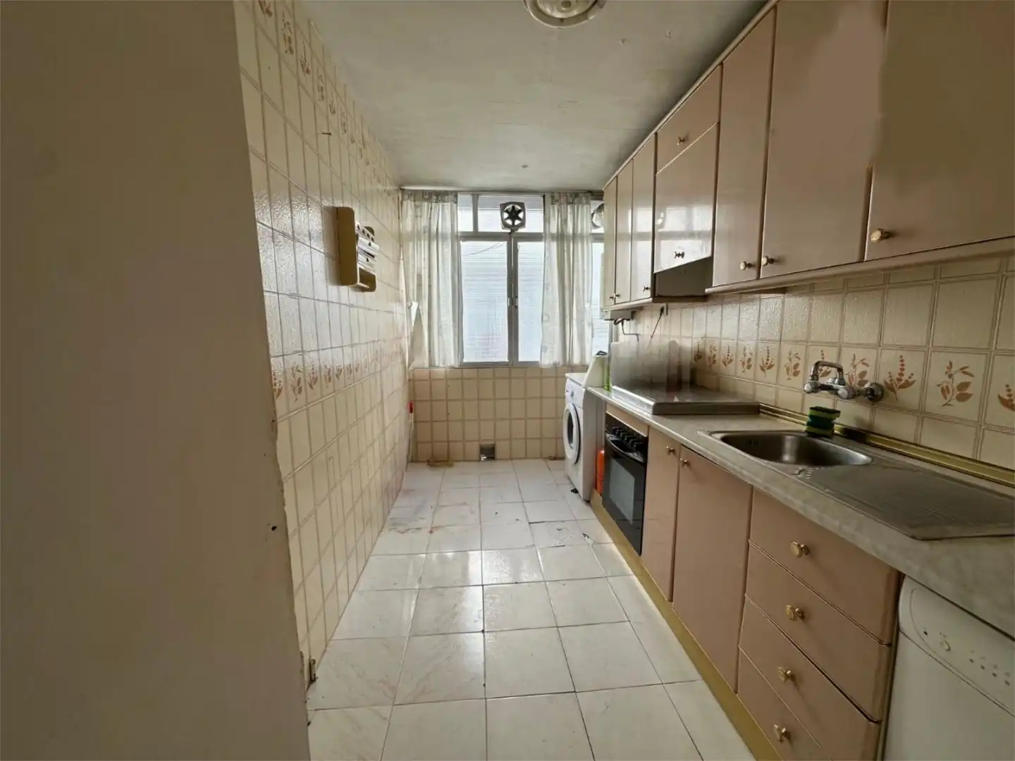 Kitchen of Flat for sale in Sevilla  with Air Conditioner and Balcony