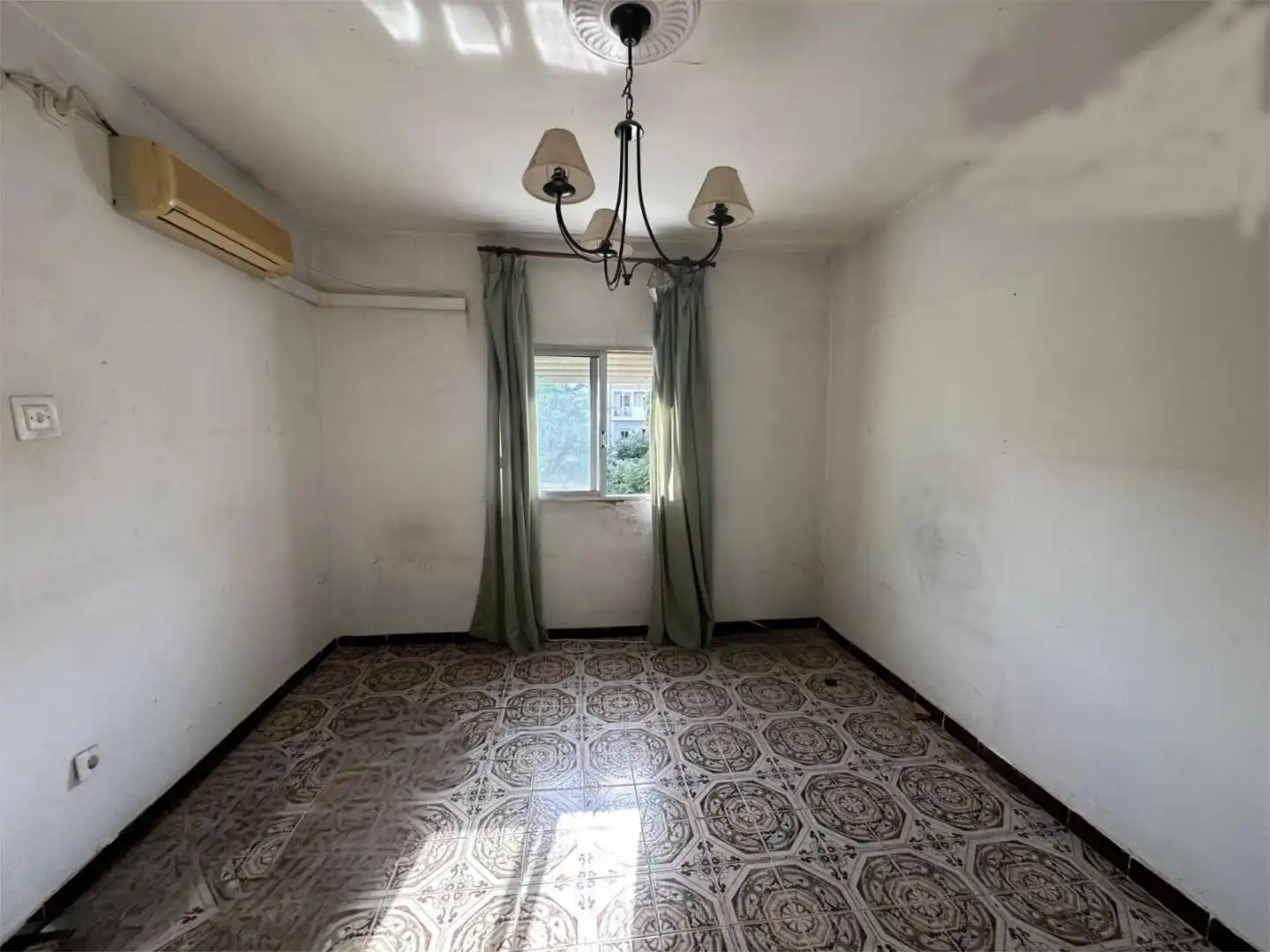 Bedroom of Flat for sale in Sevilla  with Air Conditioner and Balcony