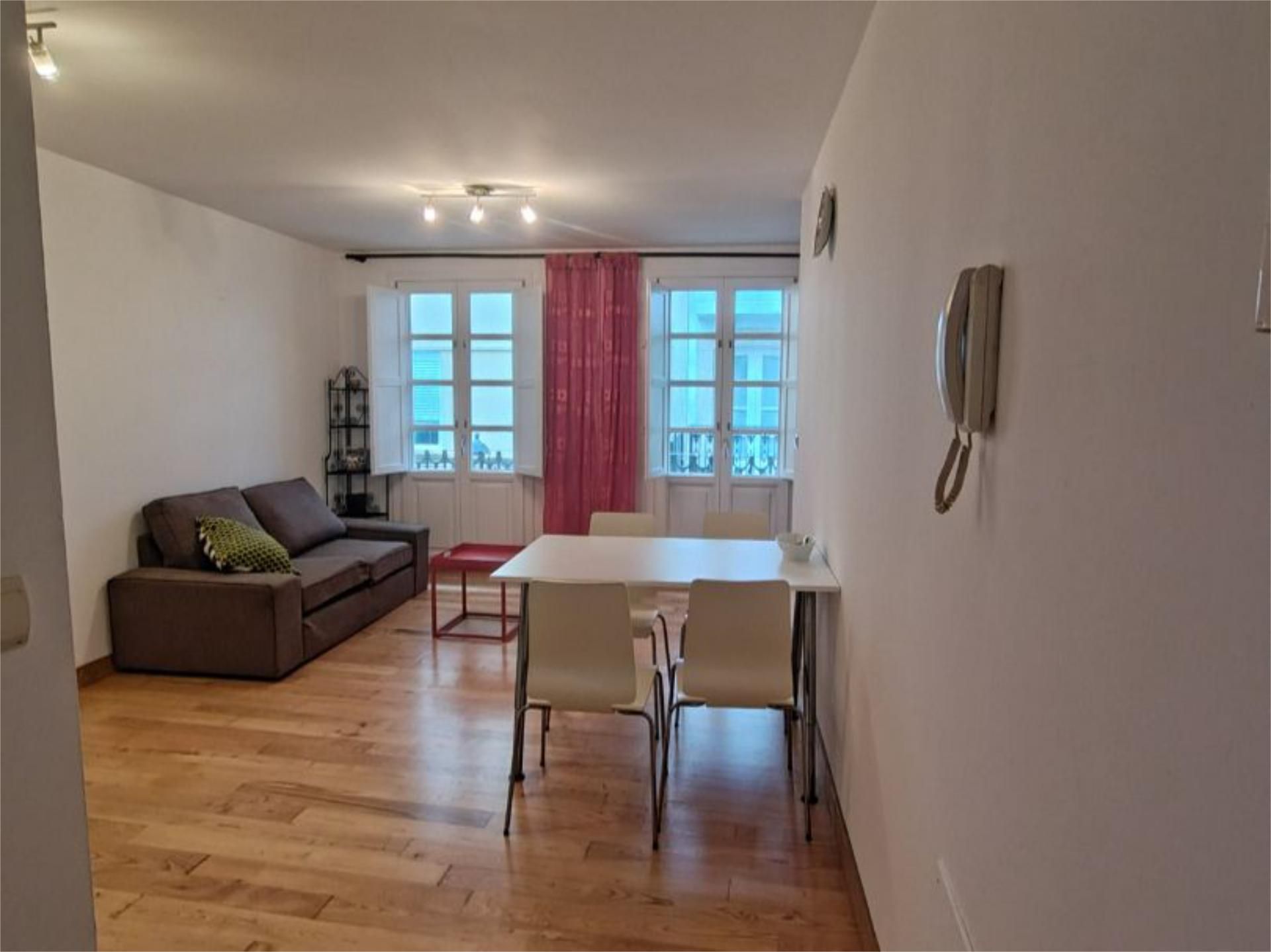 Habitación de Apartamento de alquiler en A Coruña Capital  con Calefacción, Parquet y Amueblado