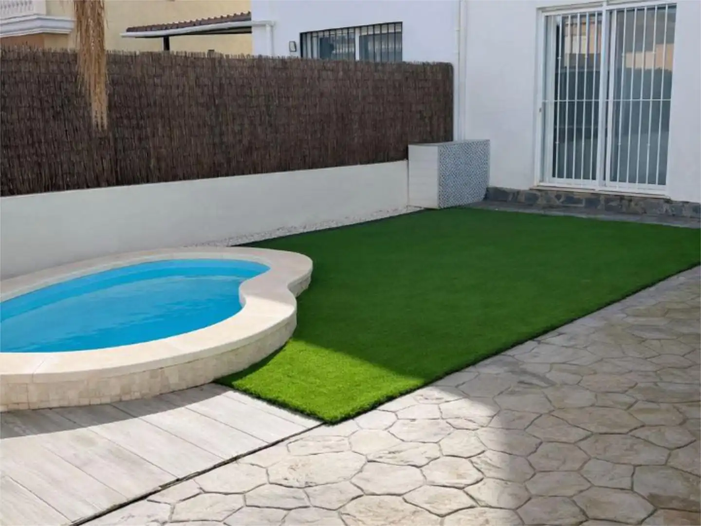 Houses for rent in Carrer de la Serra del Teix, 6, La Conarda Swimming pool of Houses for rent in La Pobla de Vallbona with Air Conditioner, Heating and Private garden