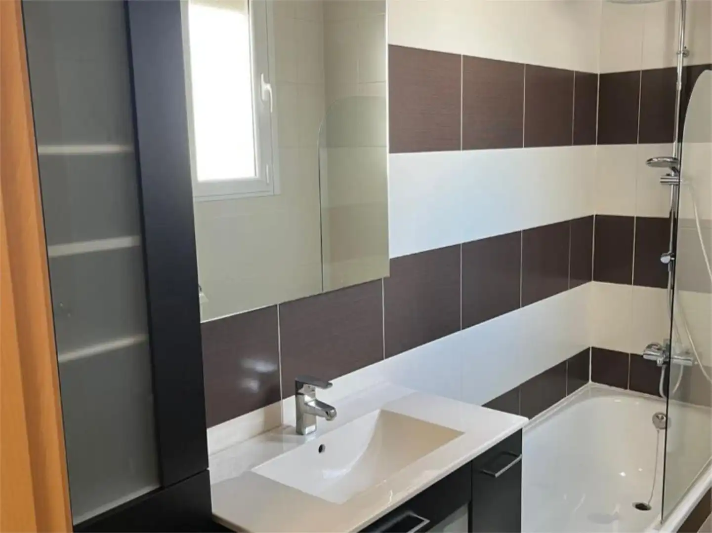Houses for rent in Carrer de la Serra del Teix, 6, La Conarda Bathroom of Houses for rent in La Pobla de Vallbona with Air Conditioner, Heating and Private garden