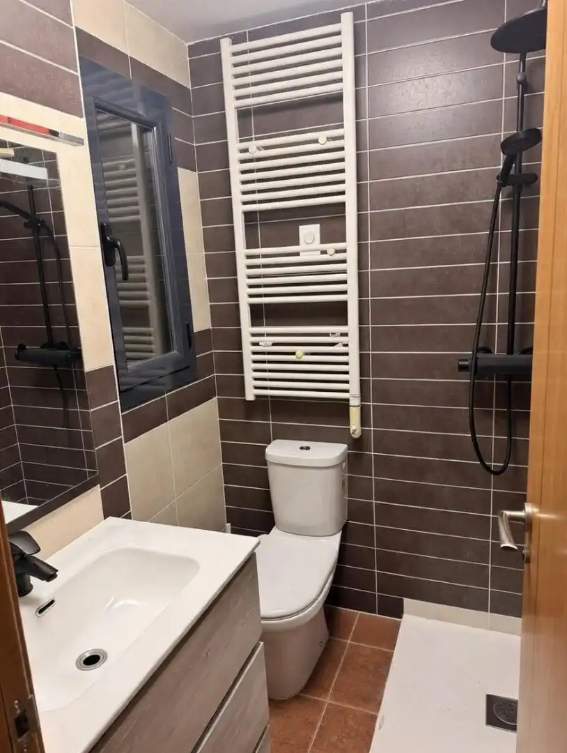 Piso en venta en Calle Zarzuela, 6, Chillarón de Cuenca Baño de Piso en venta en Chillarón de Cuenca con Calefacción, Terraza y Piscina
