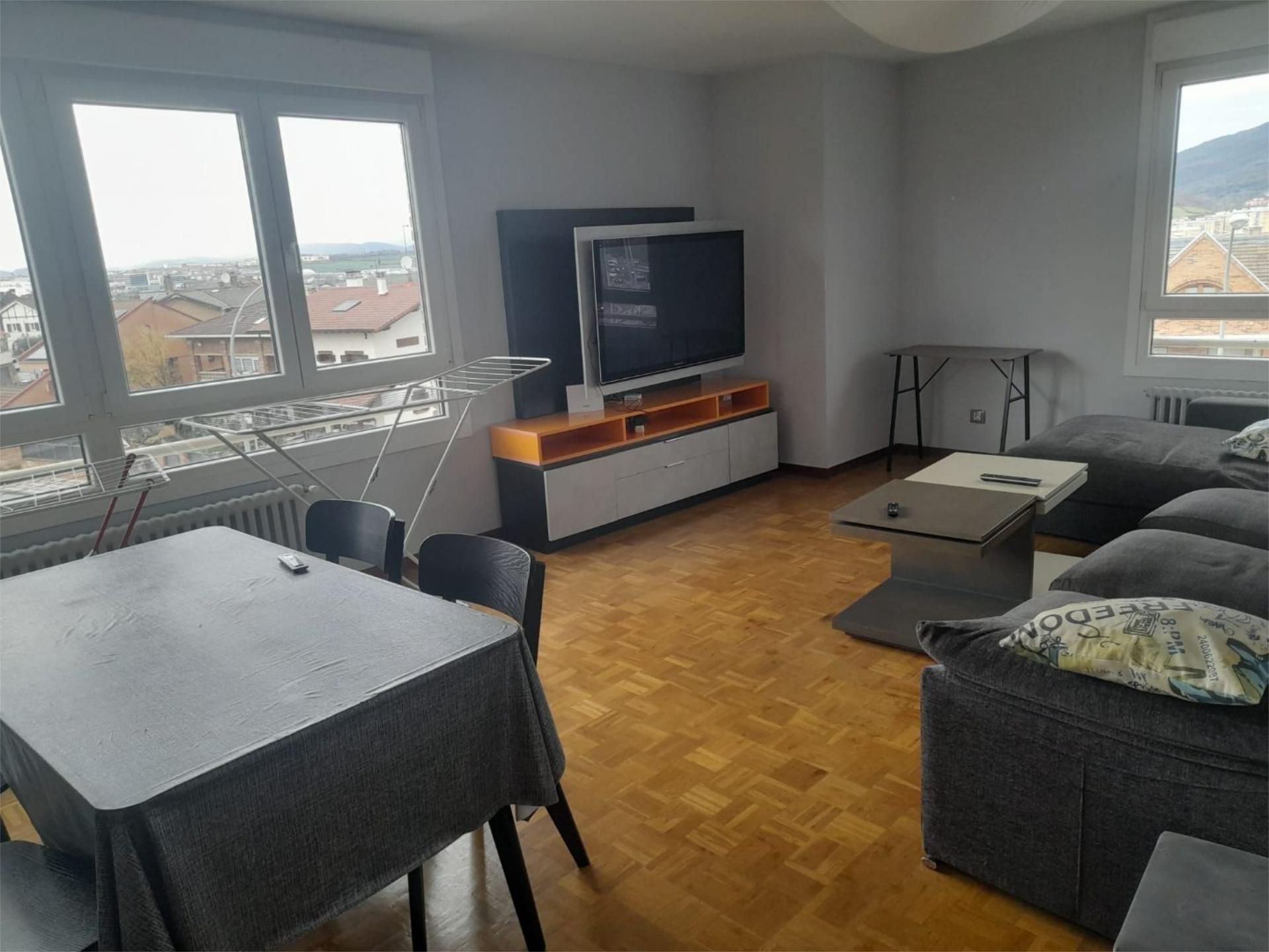 Living room of Flat to share in  Pamplona / Iruña  with Heating, Parquet flooring and Furnished