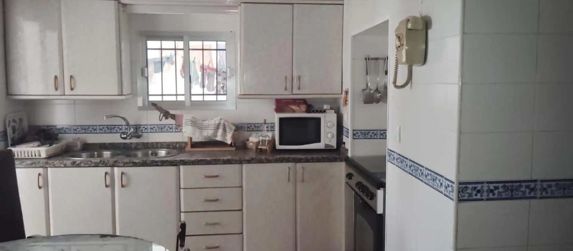 Cuina de Casa adosada en venda en El Pedroso amb Terrassa, Traster i Moblat