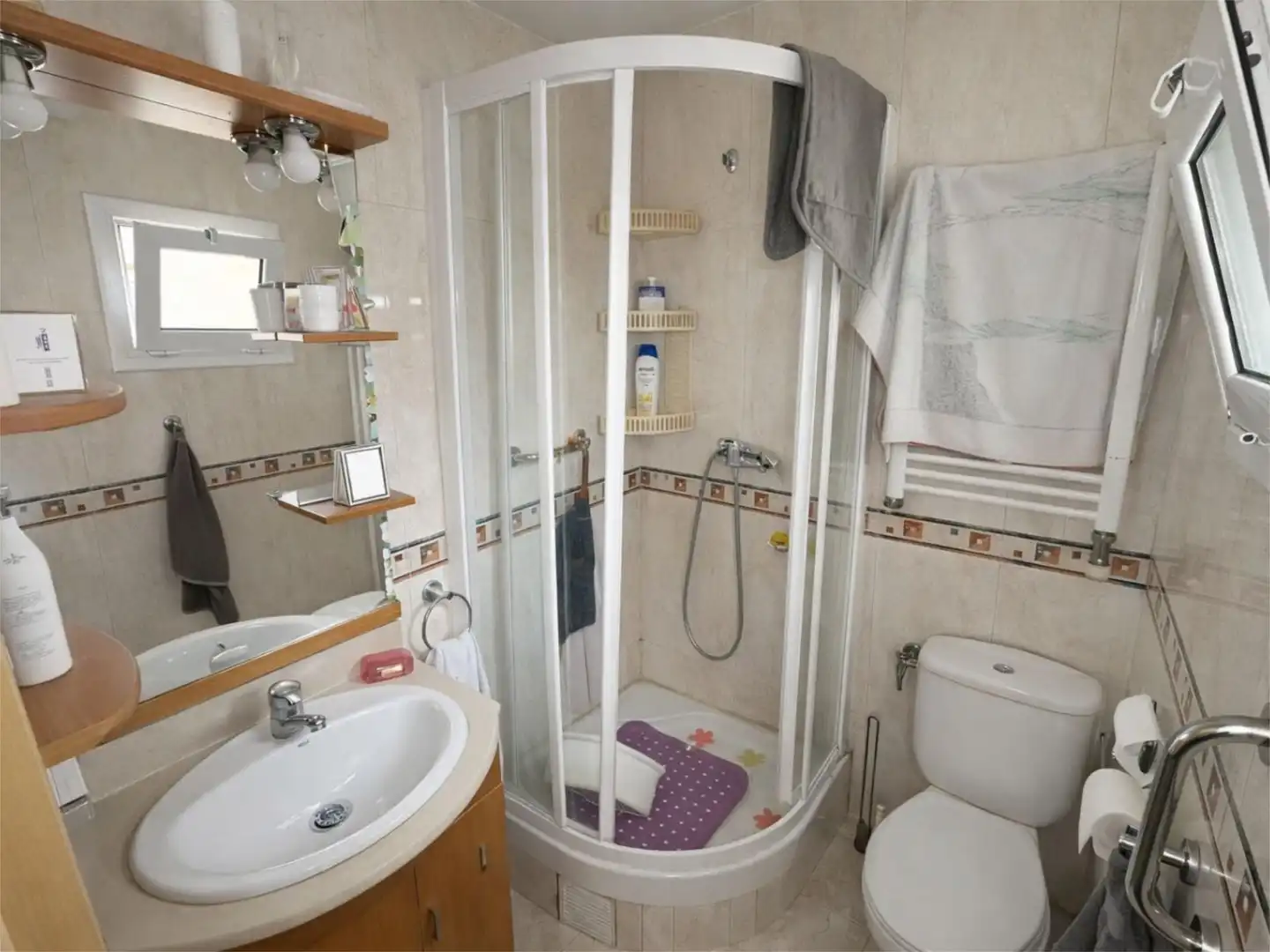 Wohnung zum Verkauf in Carrer de Josep Masgrau I Tió, 39, El Pedró Badezimmer von Wohnung zum Verkauf in Cornellà de Llobregat mit Klimaanlage und Terrasse