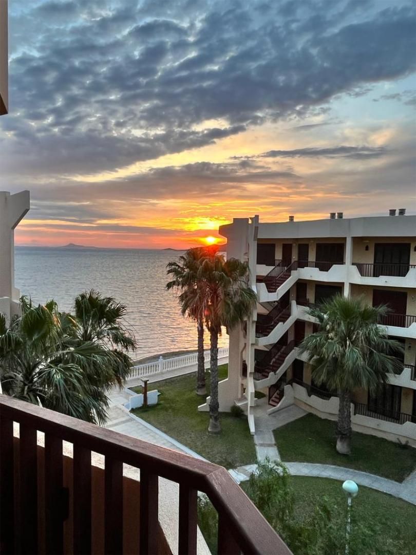 Vista exterior de Pis en venda en La Manga del Mar Menor amb Aire condicionat, Terrassa i Piscina
