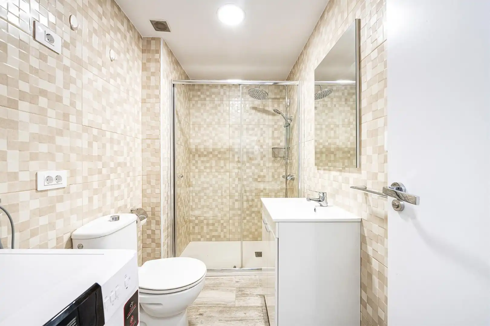 Apartments for rent in Calle Secundino Delgado, 7, San Fernando Bathroom of Apartments for rent in San Bartolomé de Tirajana with Air Conditioner, Heating and Private garden