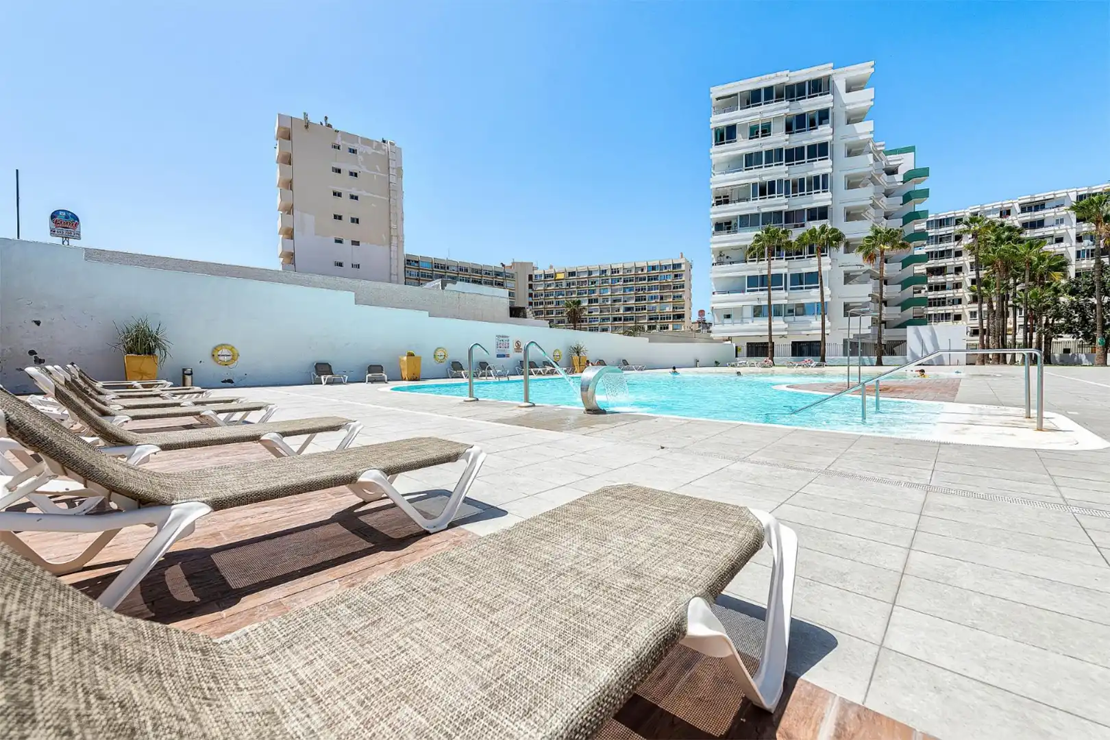 Apartments for rent in Calle Secundino Delgado, 7, San Fernando Swimming pool of Apartments for rent in San Bartolomé de Tirajana with Air Conditioner, Heating and Private garden