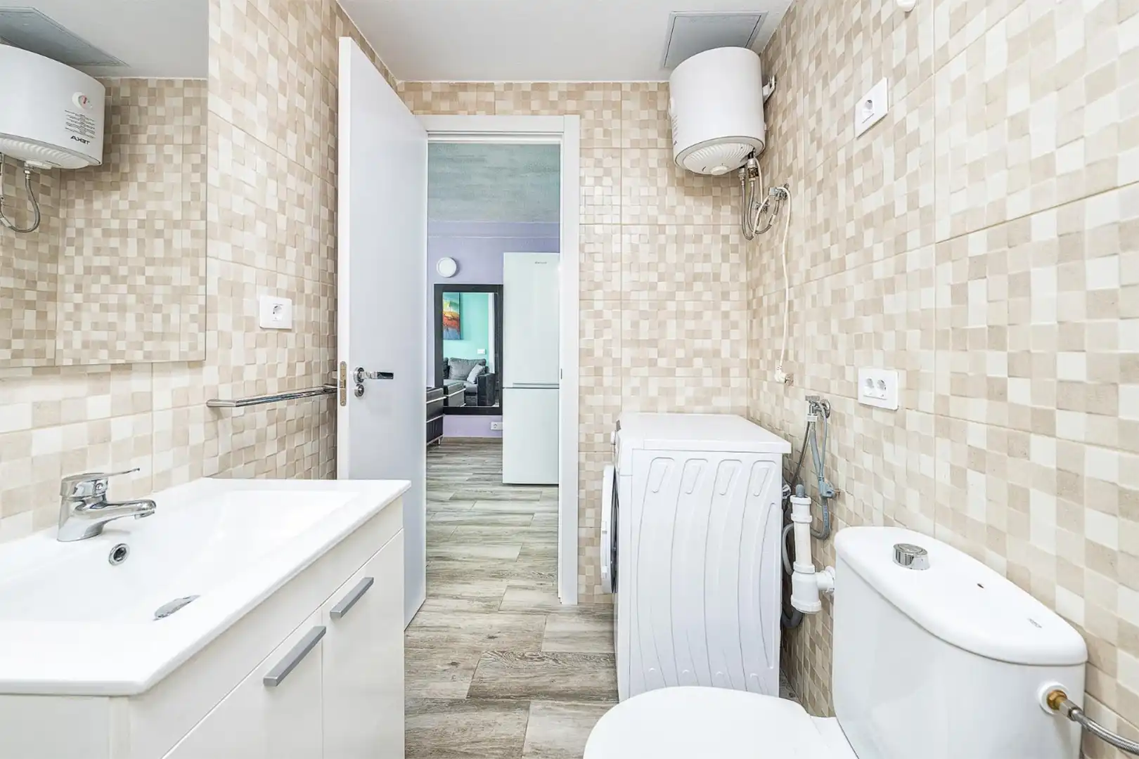 Apartments for rent in Calle Secundino Delgado, 7, San Fernando Bathroom of Apartments for rent in San Bartolomé de Tirajana with Air Conditioner, Heating and Private garden