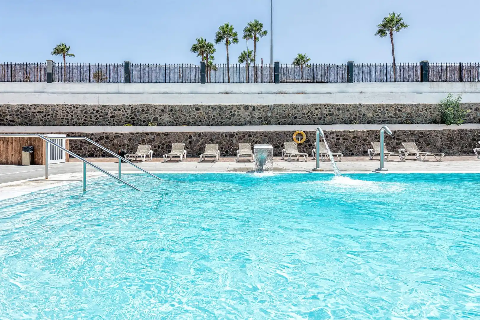 Apartments for rent in Calle Secundino Delgado, 7, San Fernando Swimming pool of Apartments for rent in San Bartolomé de Tirajana with Air Conditioner, Heating and Private garden