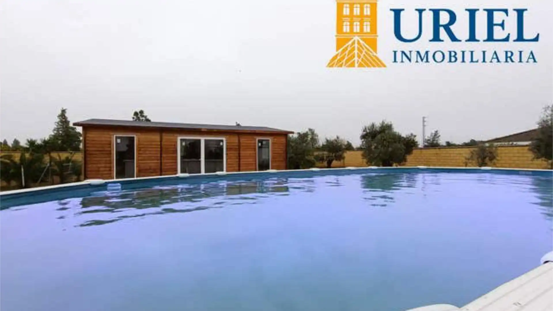 Schwimmbecken von Einfamilien-Reihenhaus zum Verkauf in Carmona mit Privatgarten, Abstellraum und Schwimmbad