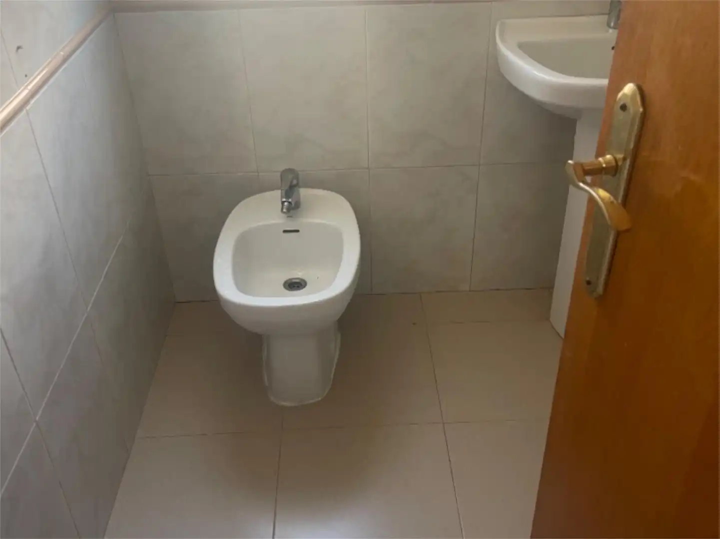 Baño de Piso en venta en El Pinós / Pinoso con Jardín privado, Terraza y Balcón