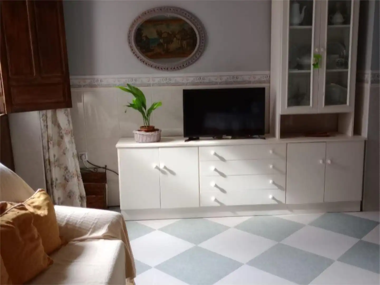Sala d'estar de Casa adosada en venda en Monterrubio de la Serena amb Moblat i Balcó