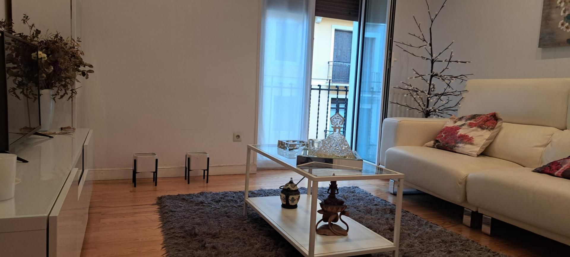 Sala d'estar de Pis per a compartir en Donostia - San Sebastián  amb Calefacció, Parquet i Moblat