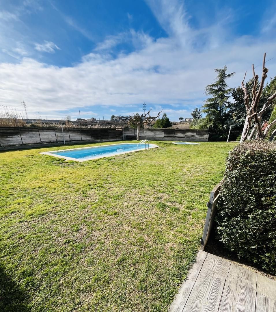 Piscina de Pis en venda en Albatàrrec amb Aire condicionat, Calefacció i Jardí privat