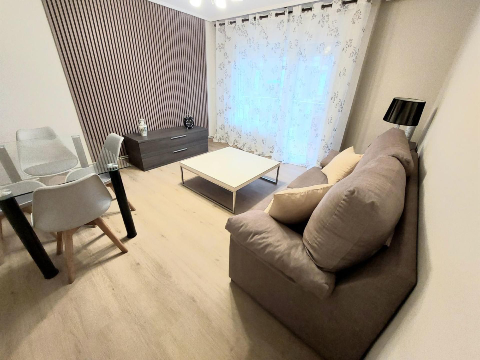 Sala d'estar de Pis de lloguer en Castro-Urdiales amb Calefacció, Parquet i Terrassa