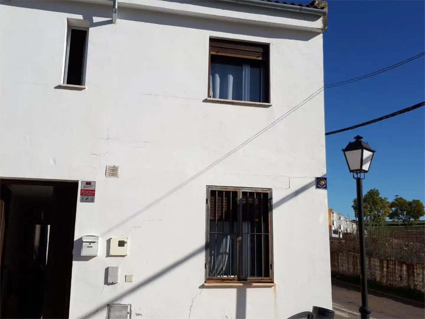 Vista exterior de Casa adosada en venda en Almadén de la Plata amb Calefacció, Terrassa i Moblat