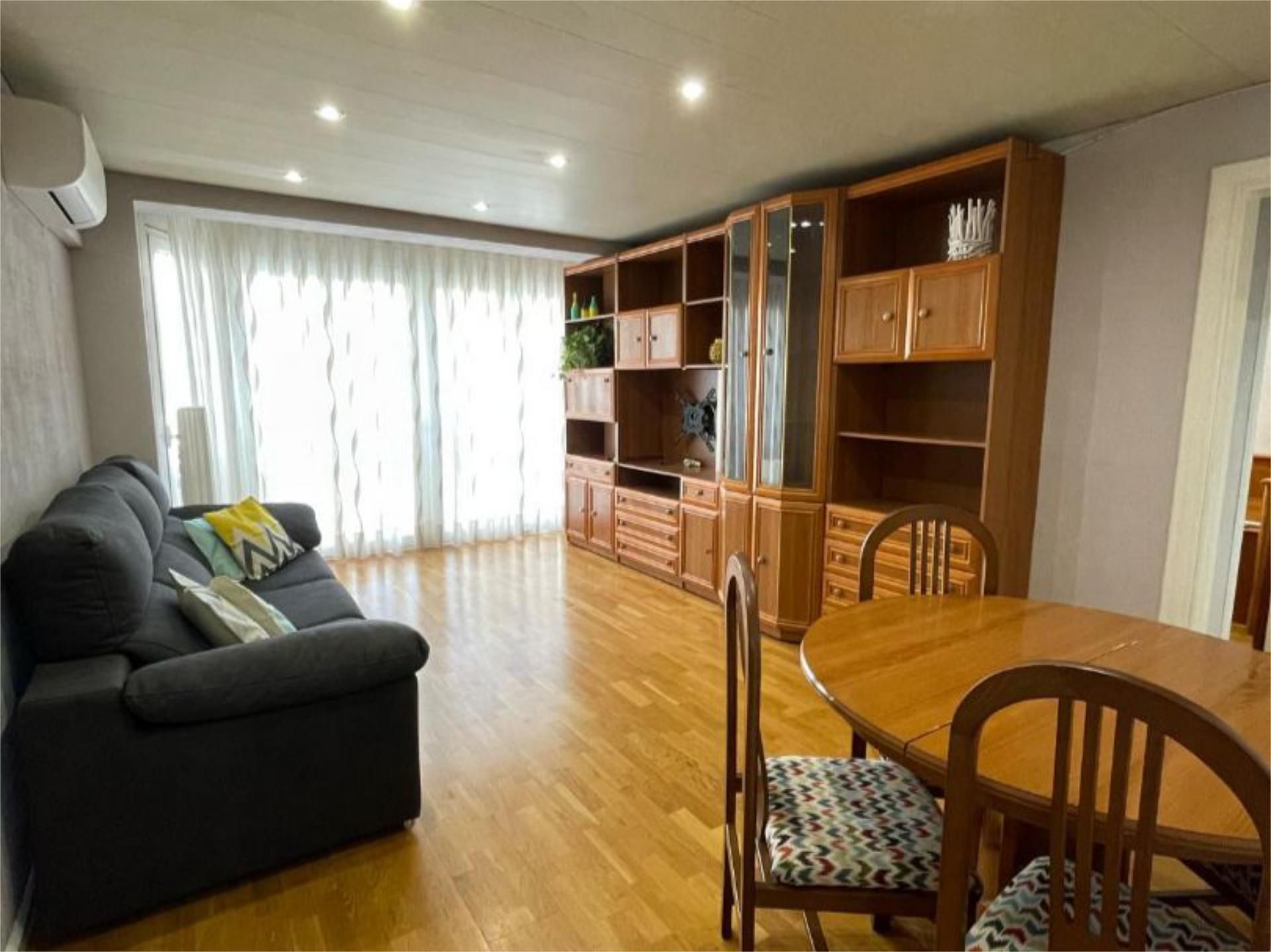 Sala de estar de Piso de alquiler en  Barcelona Capital con Aire acondicionado, Parquet y Amueblado