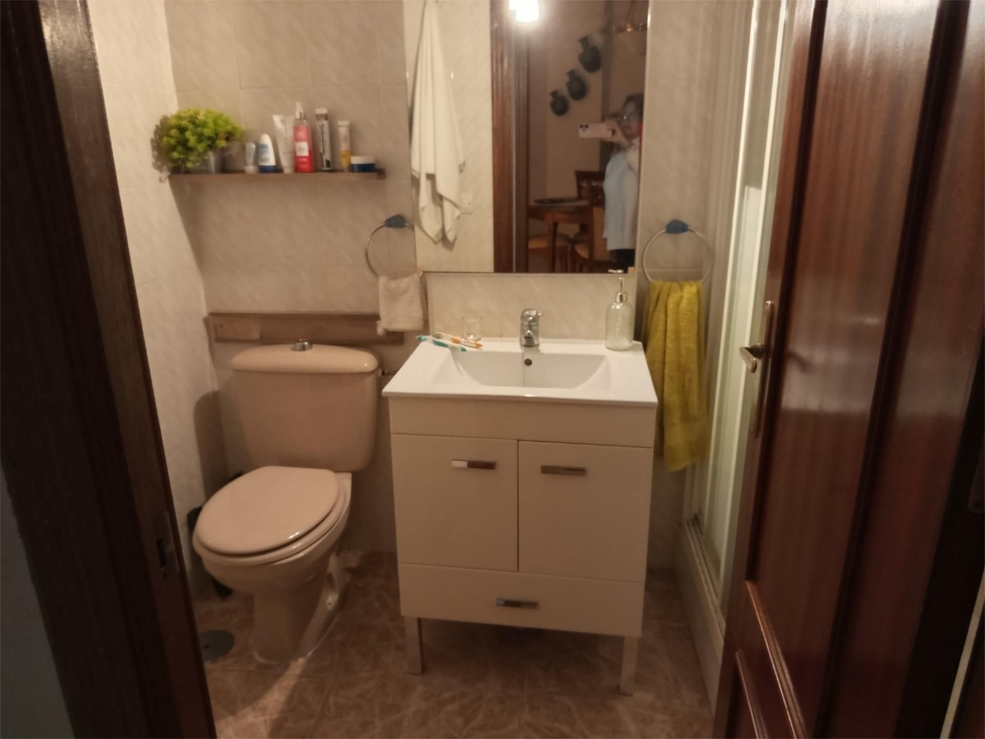 Bany de Pis per a compartir en  Huelva Capital amb Aire condicionat, Moblat i Forn