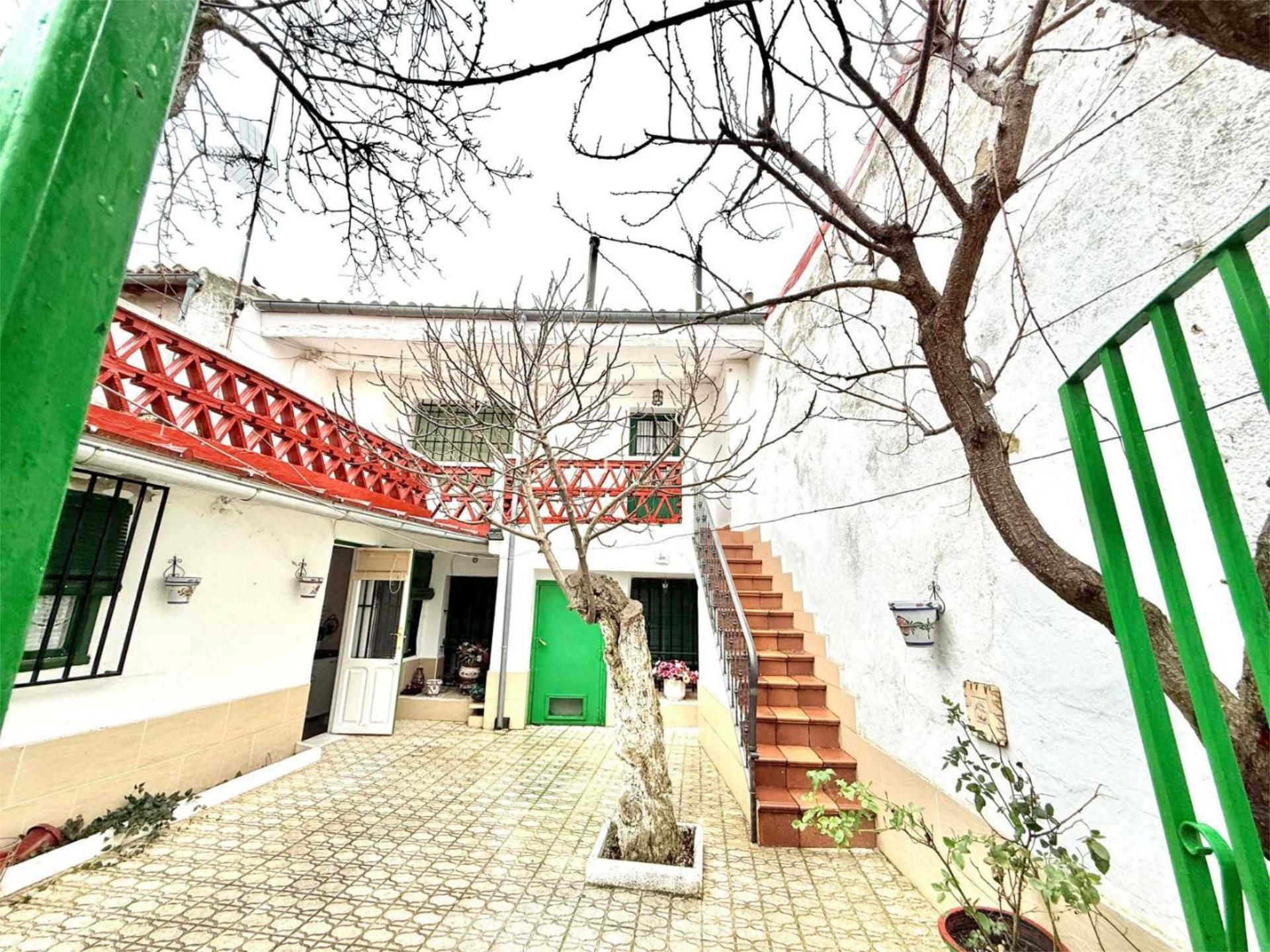 Vista exterior de Casa adosada en venda en Nava del Rey amb Calefacció, Terrassa i Traster