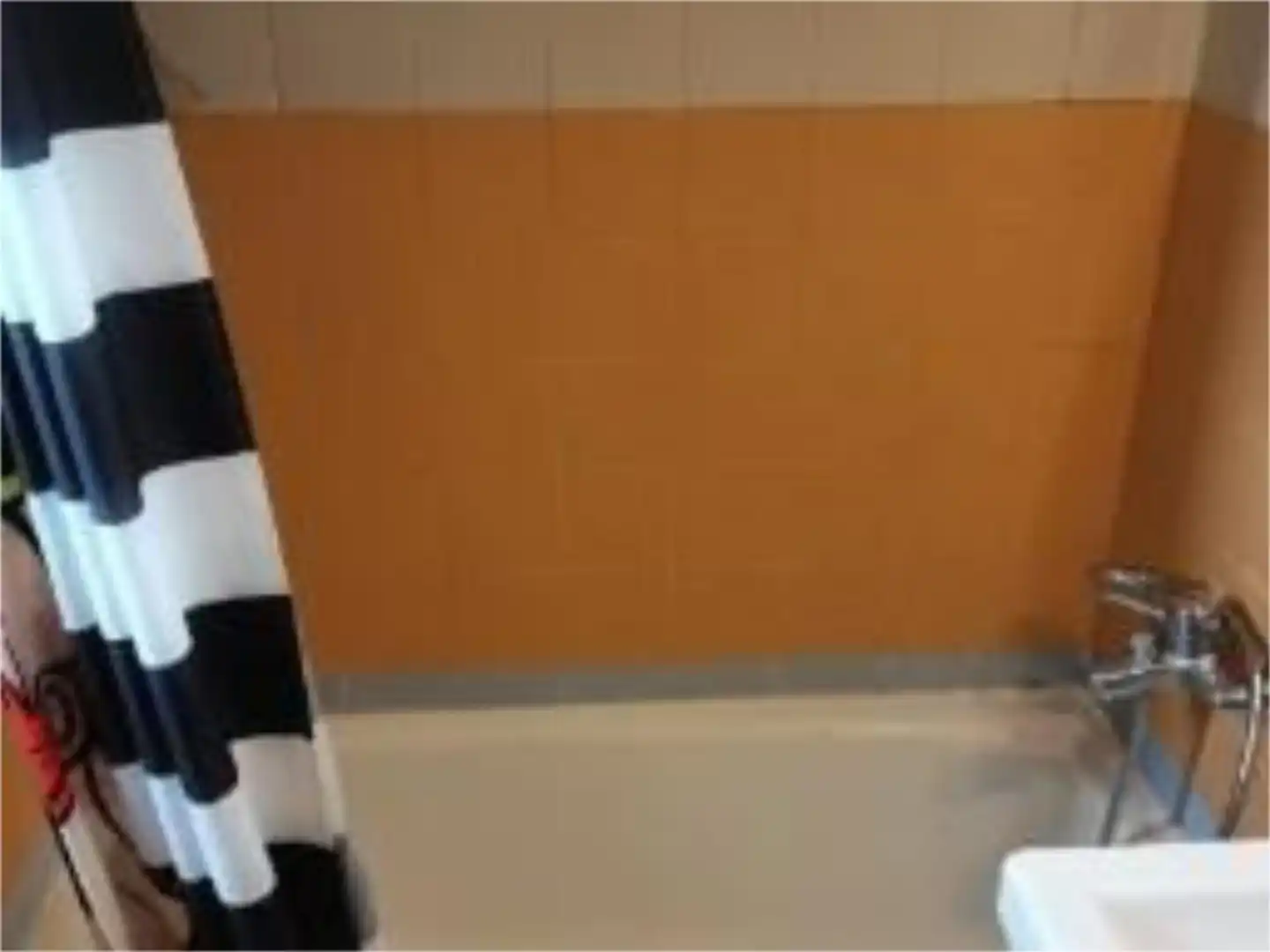 Bathroom of Flat for share in Madrid  with Air Conditioner, Heating and Parquet flooring