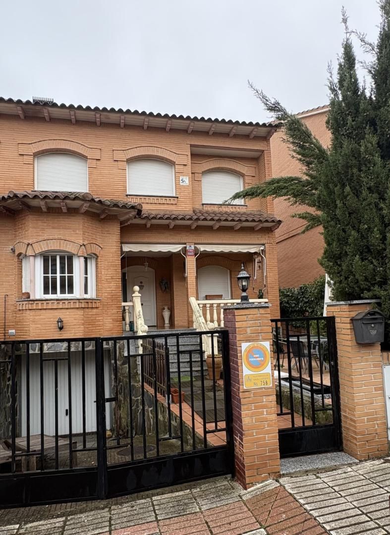 Vista exterior de Casa adosada en venda en Navalcarnero amb Aire condicionat, Terrassa i Piscina