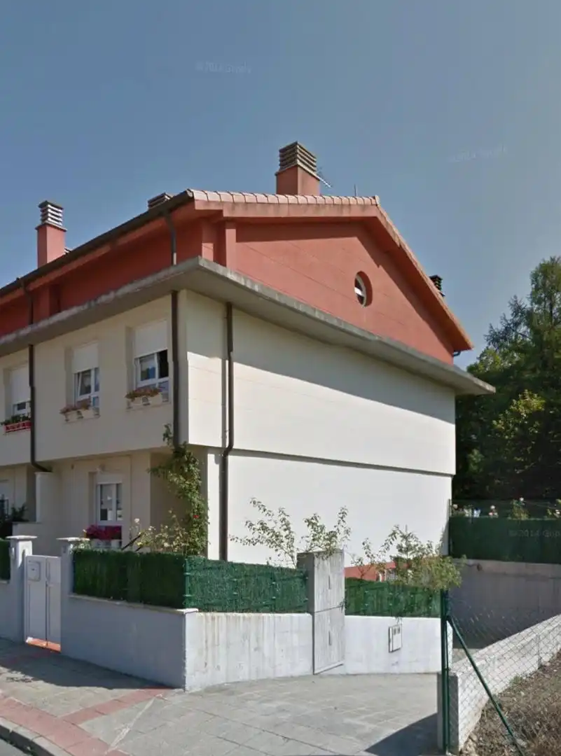 Casa adosada en venda a Errementarien Plaza, 6, Otxandio Vista exterior de Casa adosada en venda en Otxandio amb Calefacció, Jardí privat i Parquet