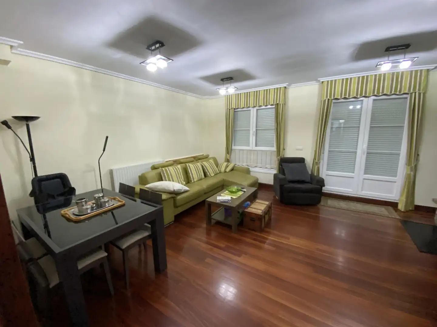 Casa adosada en venta en Errementarien Plaza, 6, Otxandio Sala de estar de Casa adosada en venta en Otxandio con Calefacción, Jardín privado y Parquet