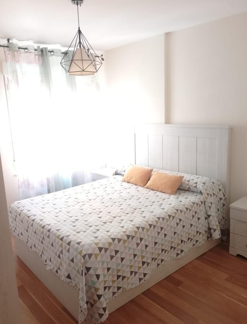 Dormitori de Pis de lloguer en León Capital  amb Calefacció, Parquet i Moblat