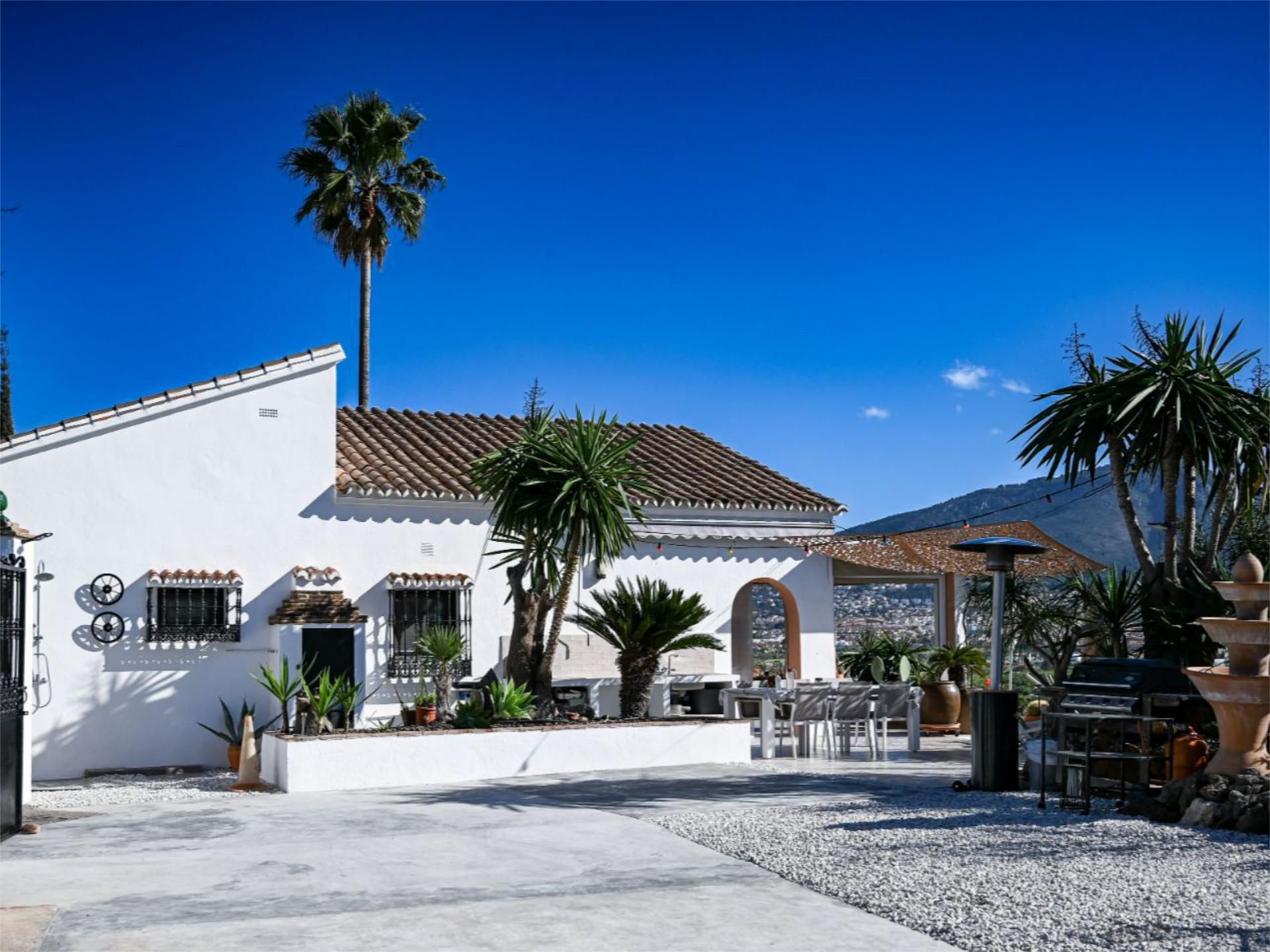 Vista exterior de Casa o xalet en venda en Alhaurín de la Torre amb Aire condicionat, Terrassa i Piscina