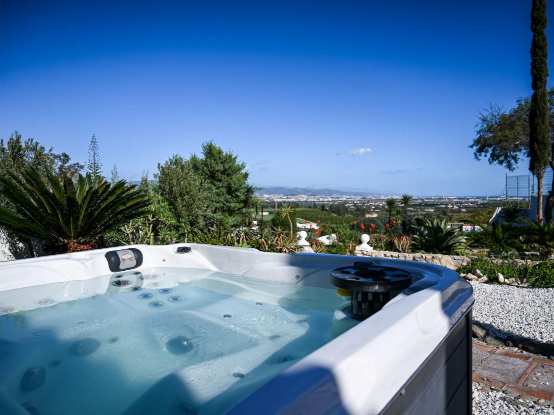 Jardí de Casa o xalet en venda en Alhaurín de la Torre amb Jacuzzi i Casa d'hostes