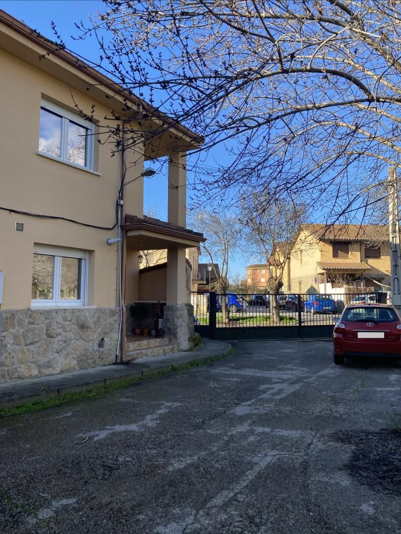 Vista exterior de Casa o xalet en venda en Navalafuente amb Piscina i Balcó