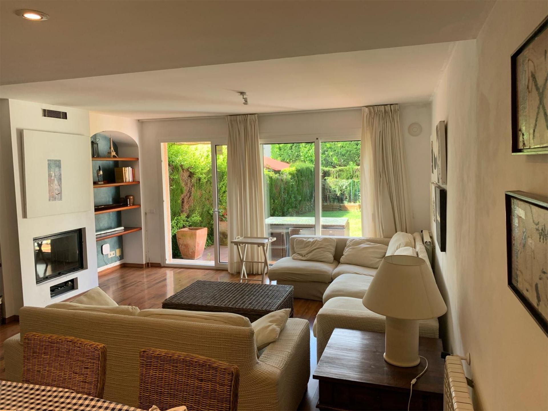 Sala de estar de Casa adosada en venta en Sant Feliu de Guíxols con Terraza, Piscina y Balcón