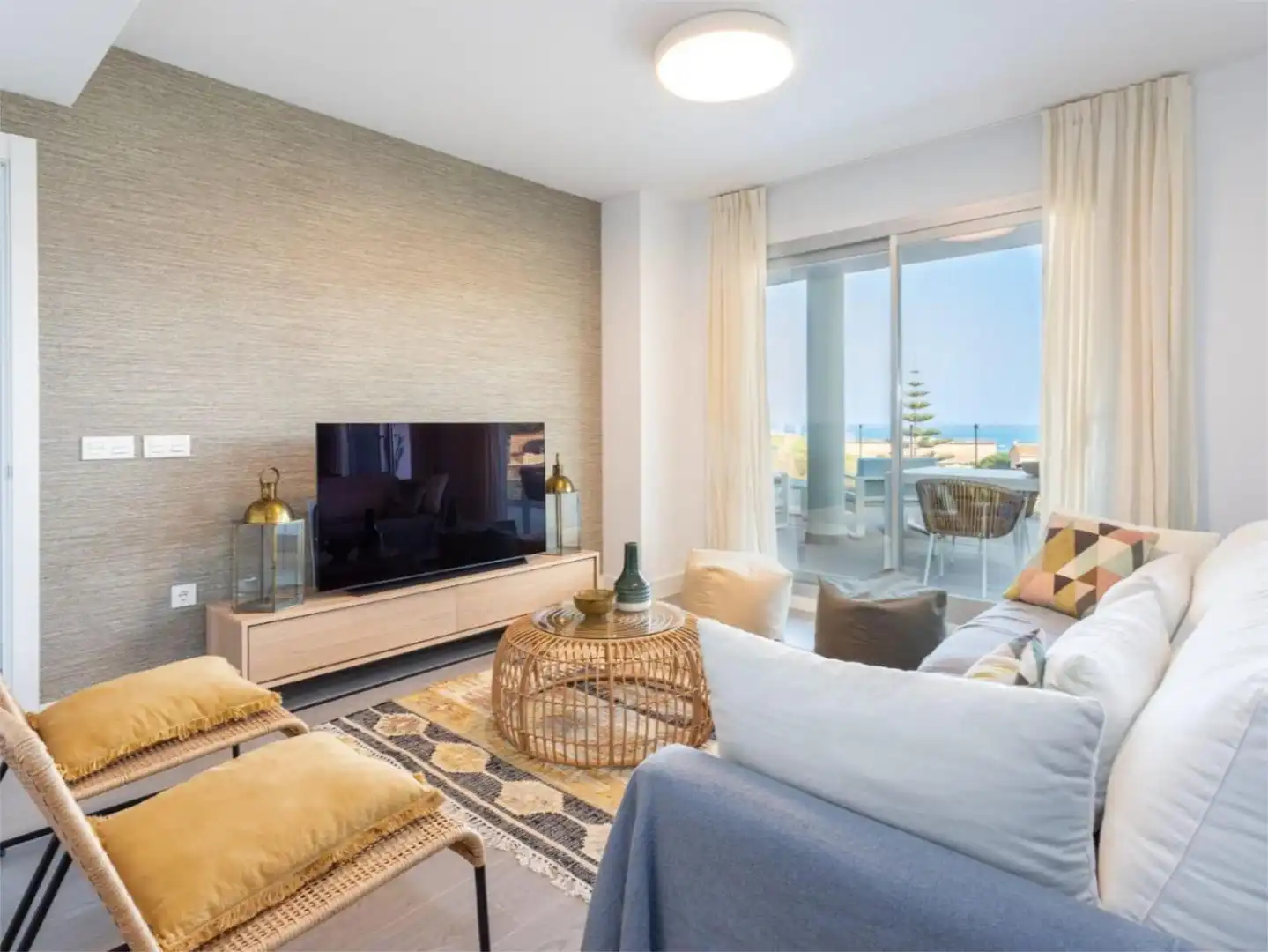 Flat for sale in Calle Arquitectos, 1, Castillo Sohail - Myramar Living room of Flat for sale in Fuengirola with Air Conditioner, Heating and Private garden